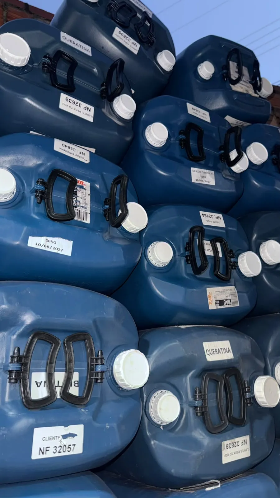 Galões plásticos de 50 litros reutilizados, prontos para venda em Piratininga